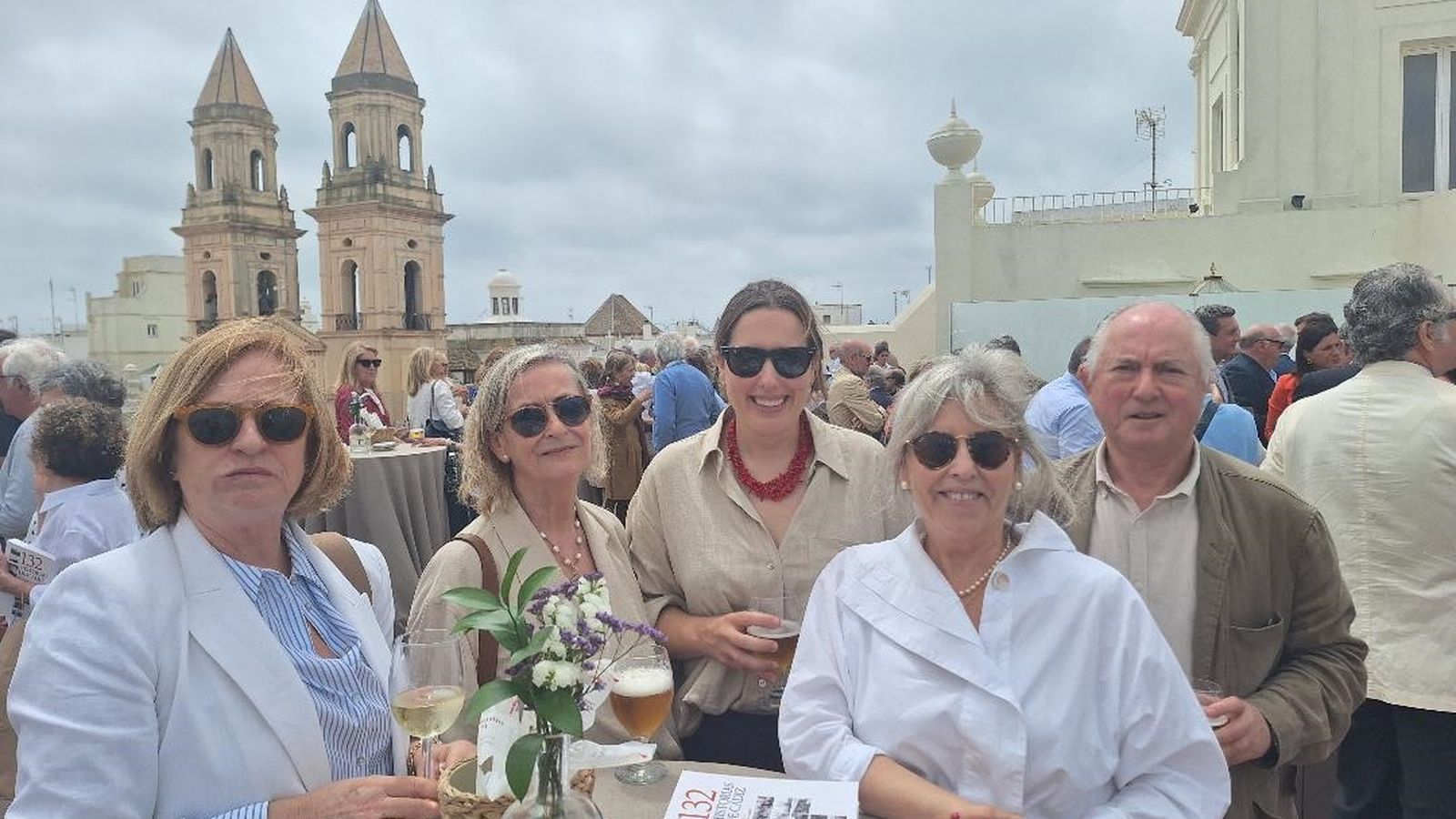 Las hermanas Concha y María Hortelano Castro, Salud Otero Mier, Salud Mier y Juan Bustamante.