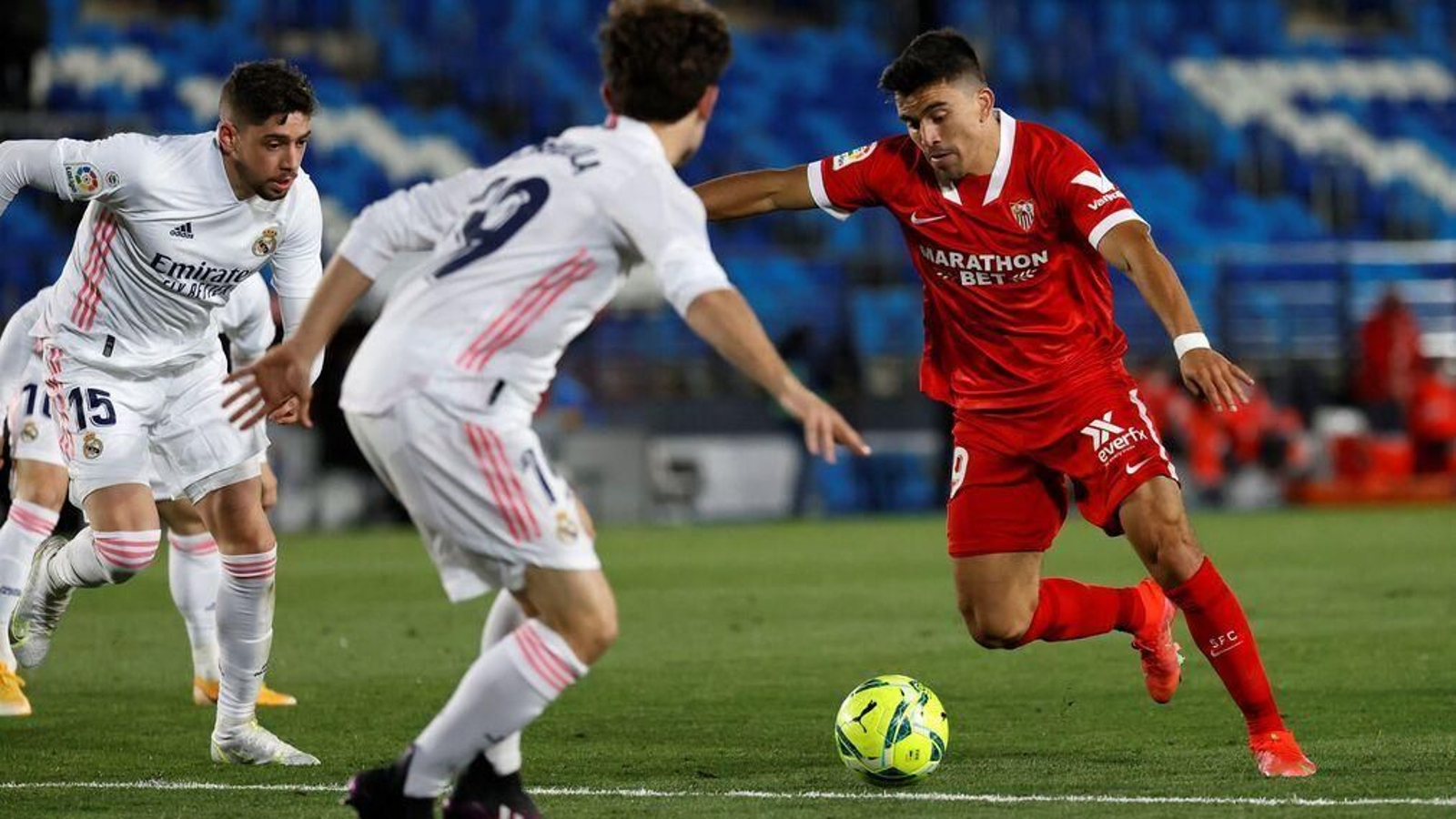 Acuña dispara ante Fede Valverde y Odriozola, en uno de las escasas llegadas en la segunda parte.