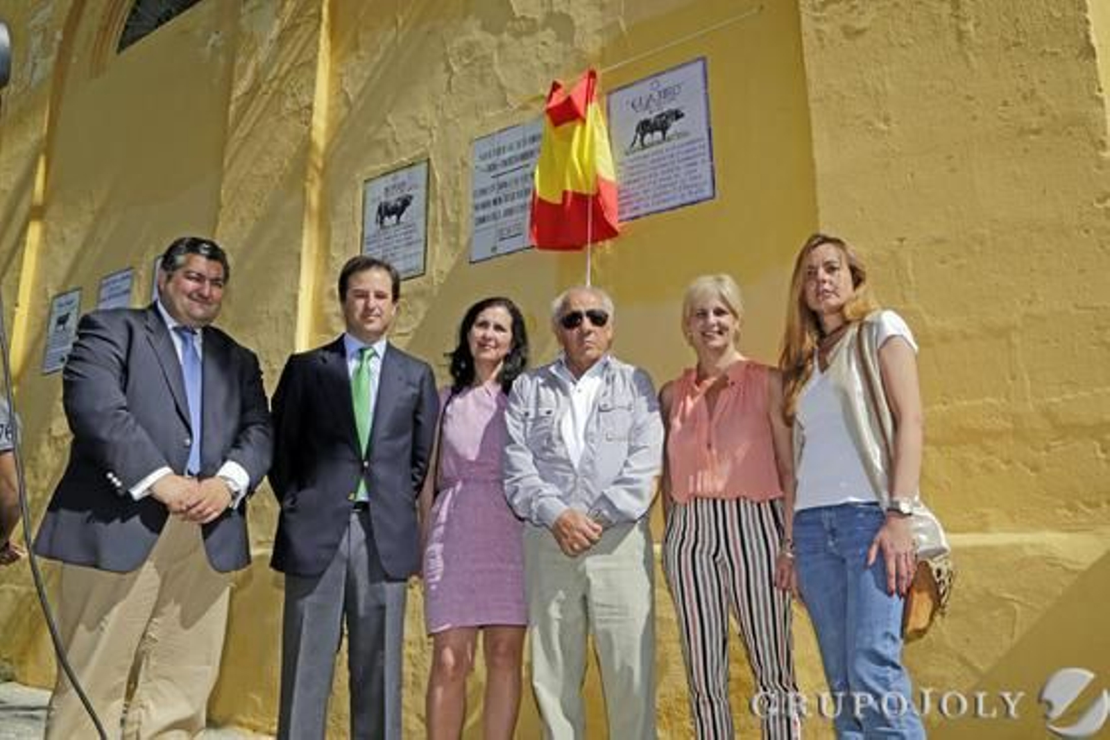 El Jandilla que ganó la Concurso en 2014 ya luce placa en la plaza, alcaldesa y ganadero la develaron 

Foto: Miguel Angel Gonzalez