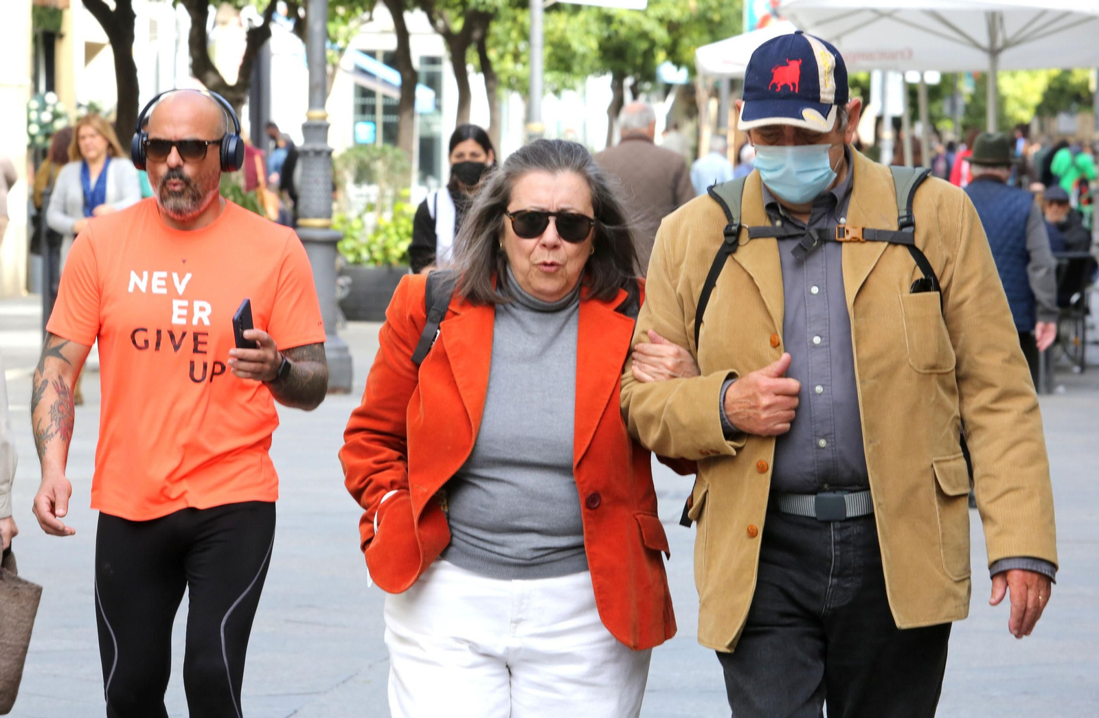 Las mascarillas siguen presentes en las calles del centro, aunque algunos ciudadanos se inclinan por no usarlas.