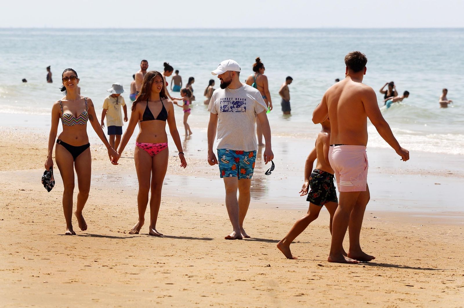 Imágenes del ambiente en las playas de Matalascañas, La Bota y Mazagón durante la mañana del domingo