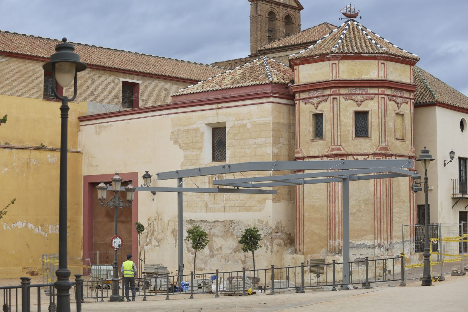 Bien visto, la tirolina desde el hotel de Moneo puede ser una buena idea.