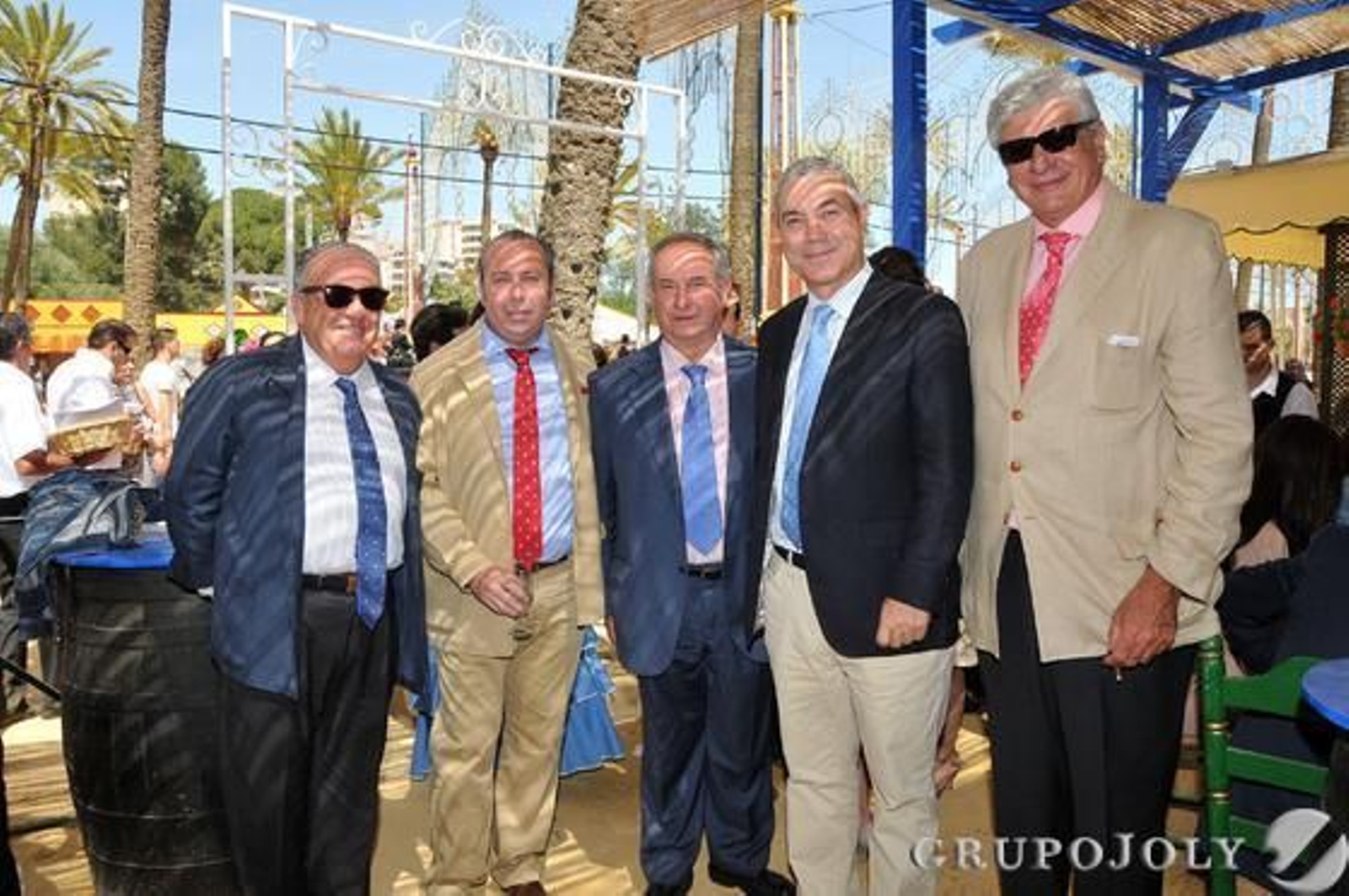 Emilio Muñoz; el director comercial de este medio, Benjamín Sánchez; Manuel Gutiérrez, de Muebles Briole; Antonio Tocón, coronel de la Guardia Civil, y Manuel Guerrero Pemán, presidente del Consejo Asesor de Diario de Jerez, en la caseta de este periódico.

Foto: Manuel Aranda
