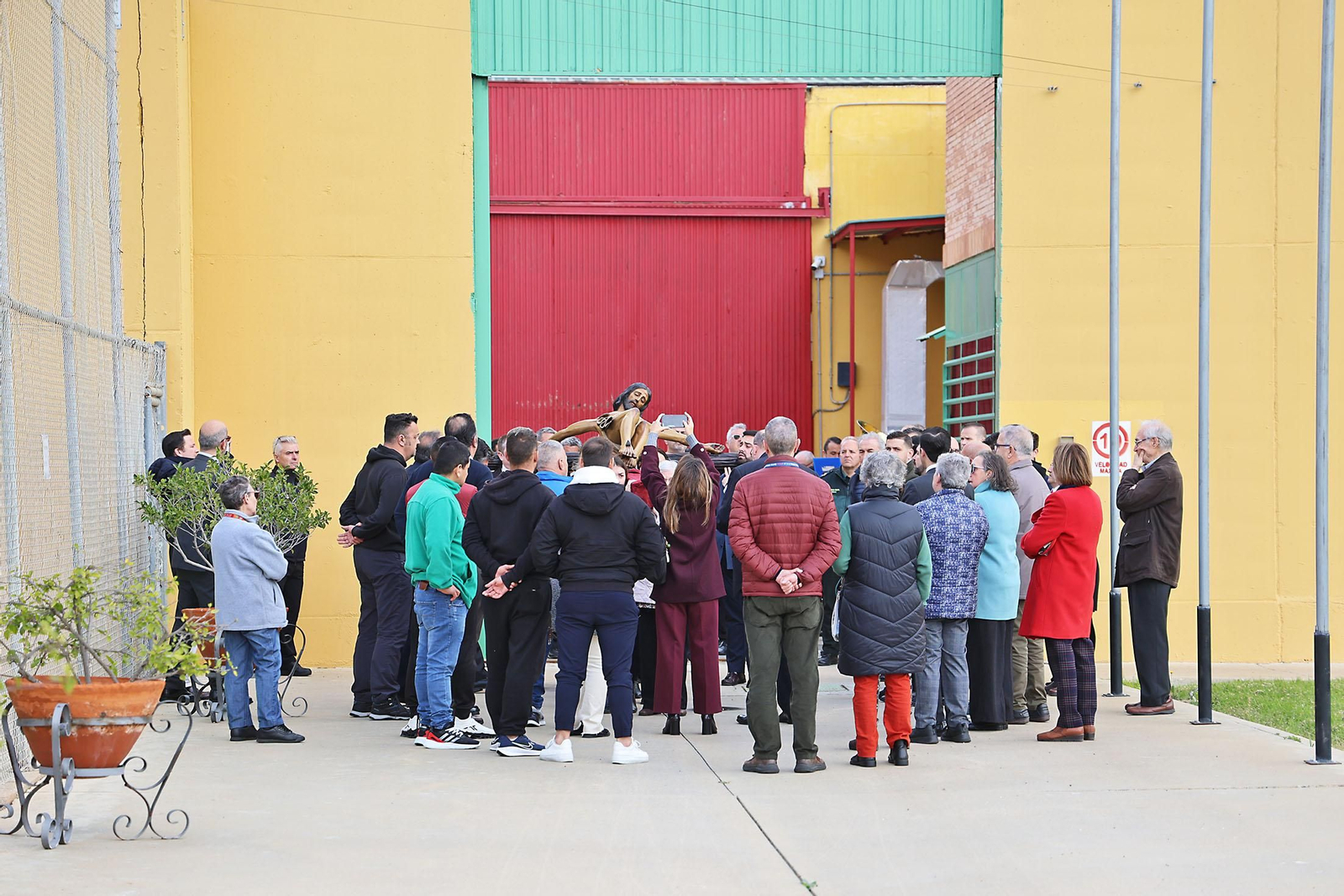 Las mejores imágenes del traslado del Cristo de la Pasión al Centro Penitenciario de Huelva