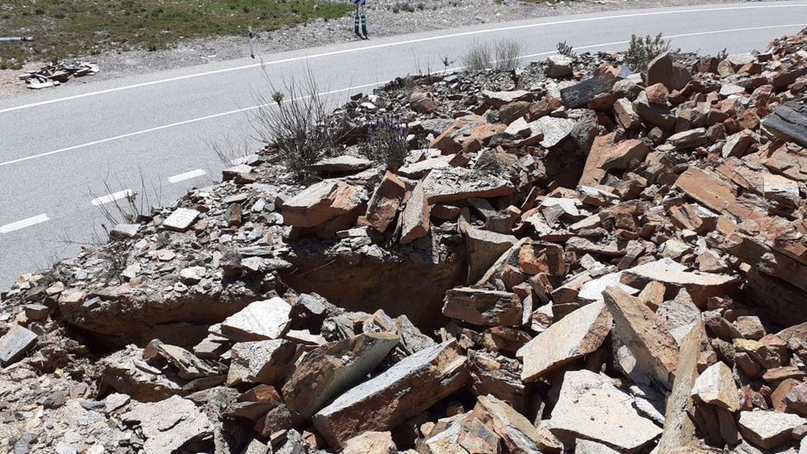 Imagen de la carretera desde el talud.