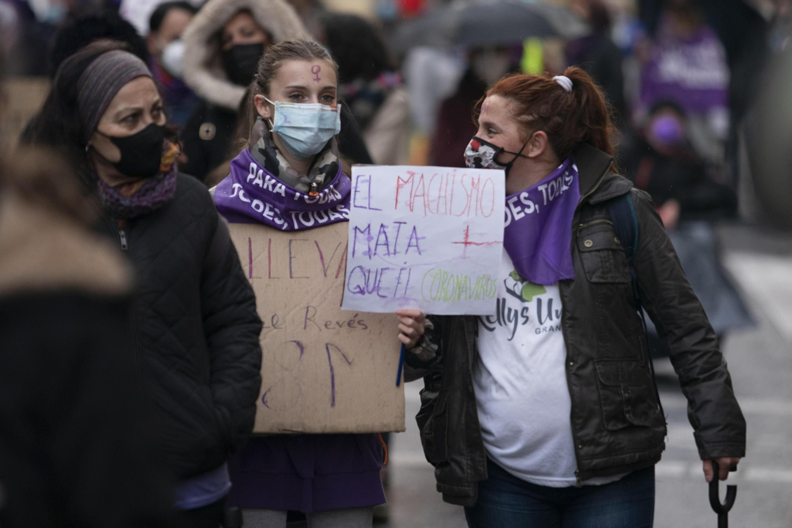 Las mejores imágenes de la manifestación feminista del 8M en Granada este 2021