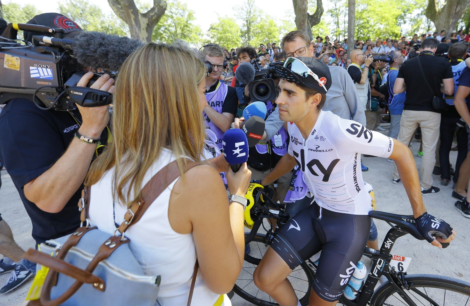 Mikel Landa atiende a los periodistas en la salida de una etapa del Tour.