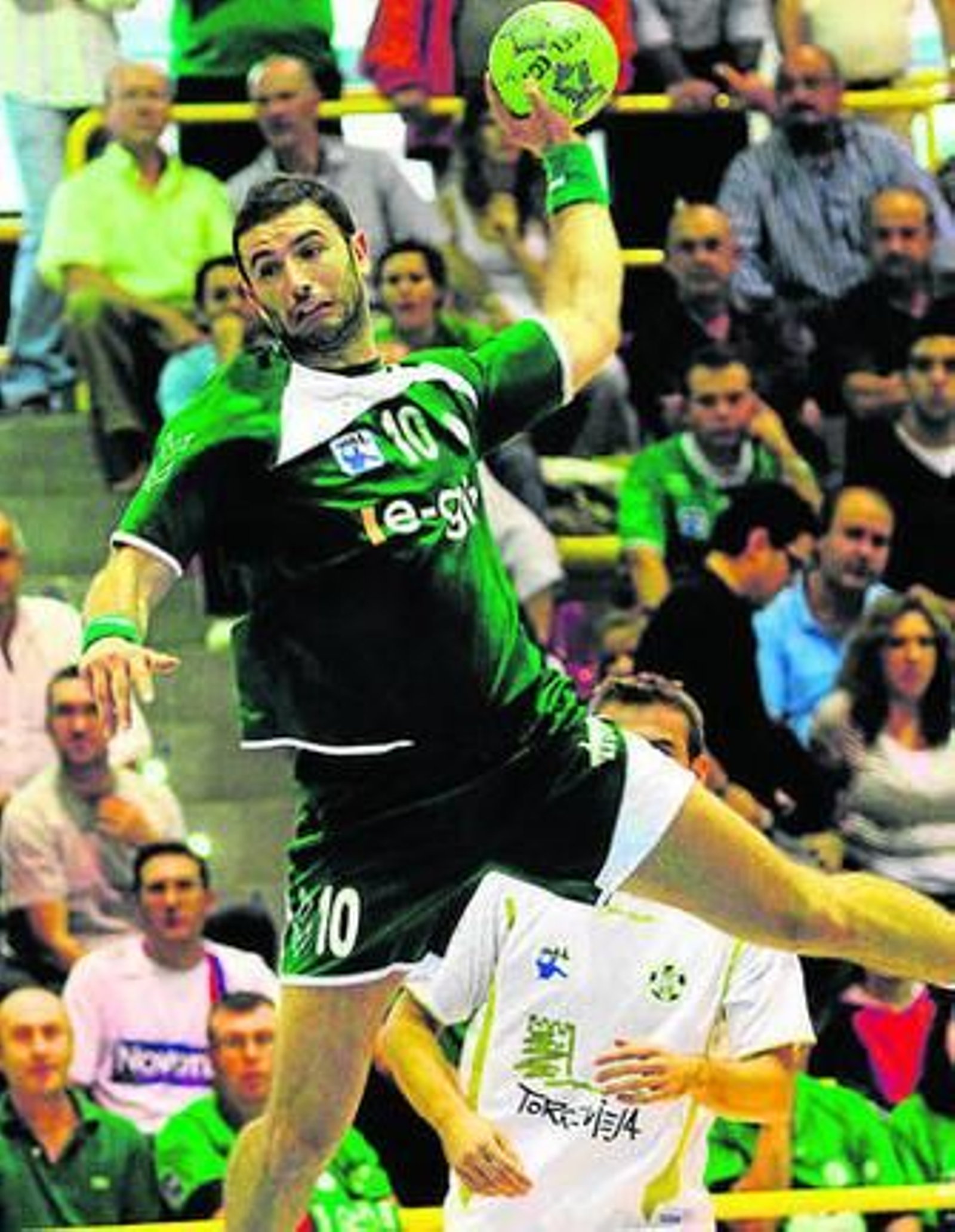 Bakic lanza a puerta durante un partido de esta temporada.