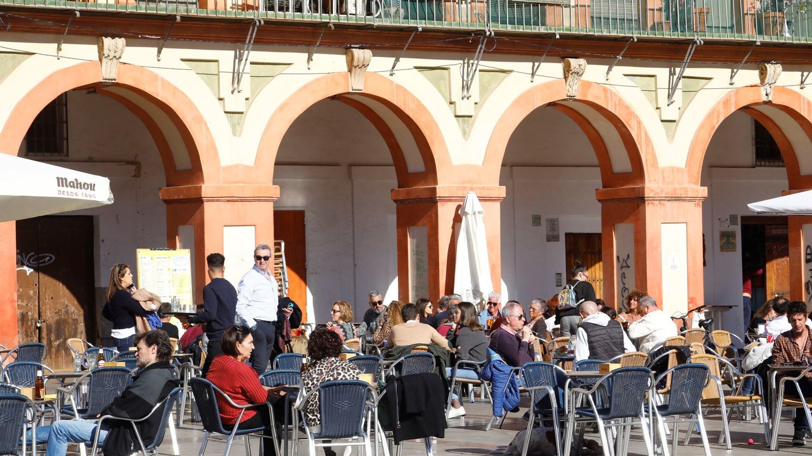 Numerosas personas en las terrazas de La Corredera Numerosas personas en las terrazas de La Corredera