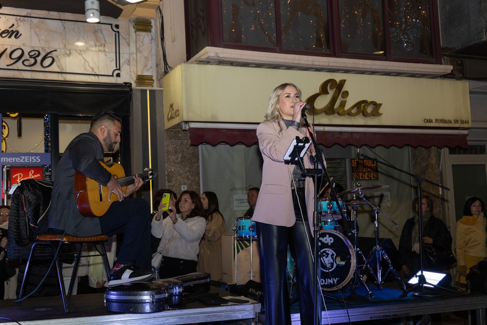 Zambomba de la Hermandad de la Buena Muerte y actuación de Maria Soledad