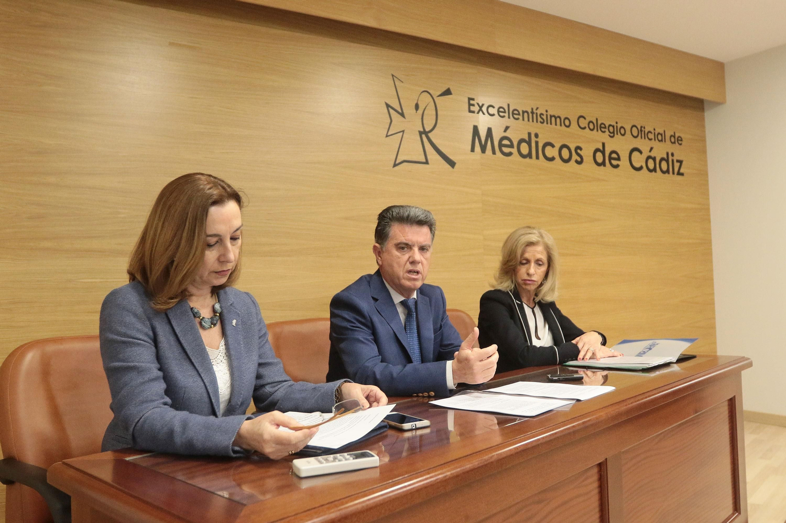 Isabel Ramírez, Elías Rodríguez y Mercedes Martínez, en la presentación del congreso que comenzó ayer.
