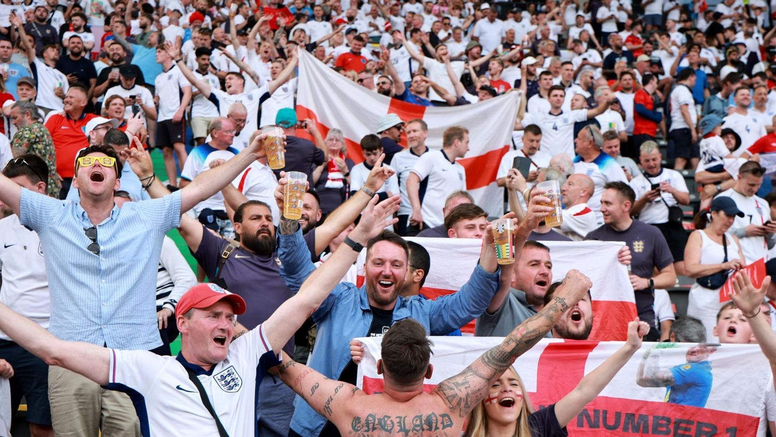 Las fotos de los aficionados de España e Inglaterra antes de la final