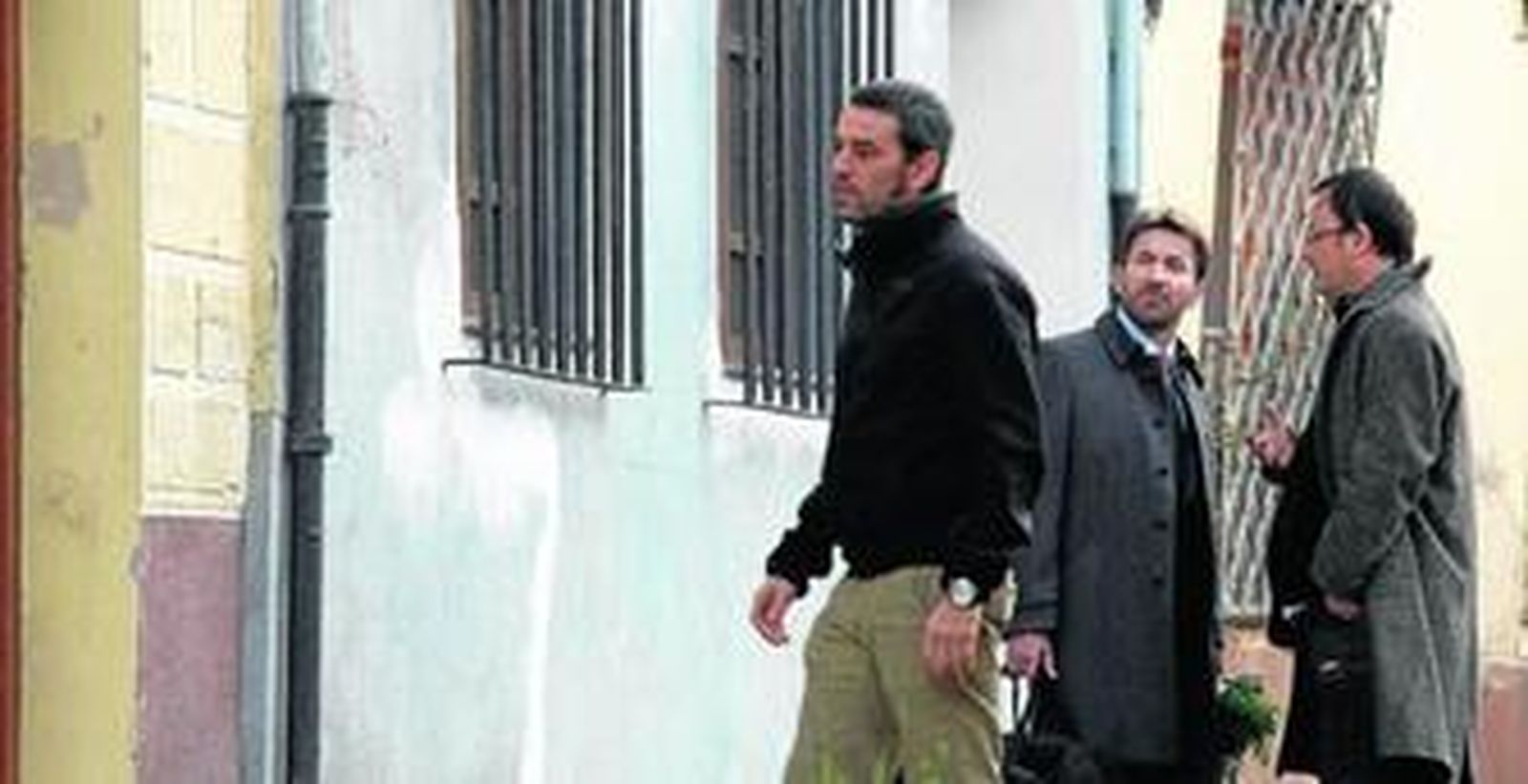 El actor malagueño Antonio de la Torre atiende las instrucciones del director almeriense Martín Cuenca, ayer junto a la Carrera del Darro.