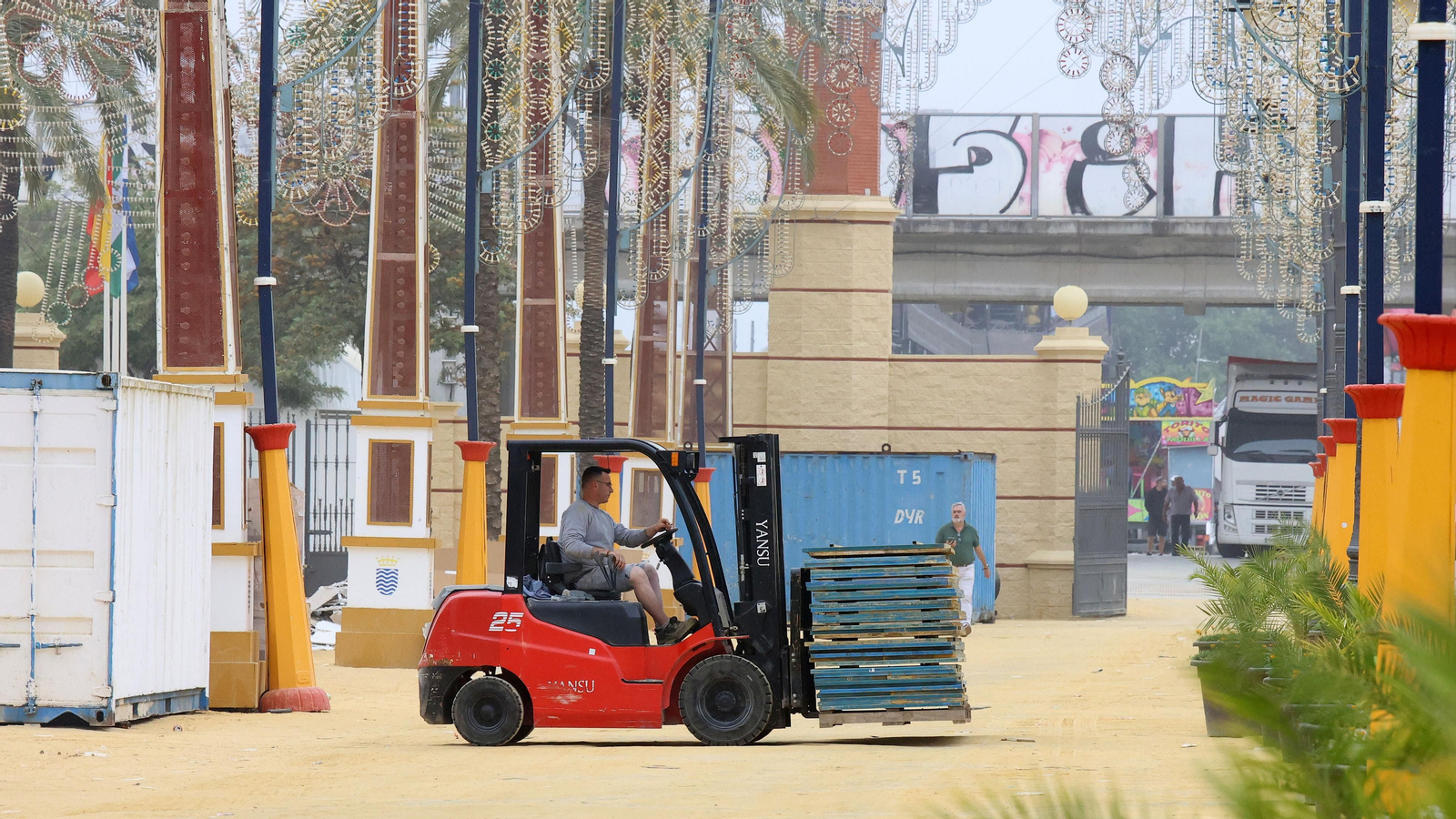 Continúan los trabajos de recogida en la Feria de Jerez 2024 Continúan los trabajos de recogida en la Feria de Jerez 2024