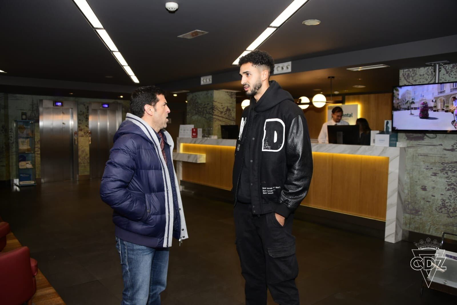 Chris Ramos (d) tras llegar a Cádiz el miércoles.
