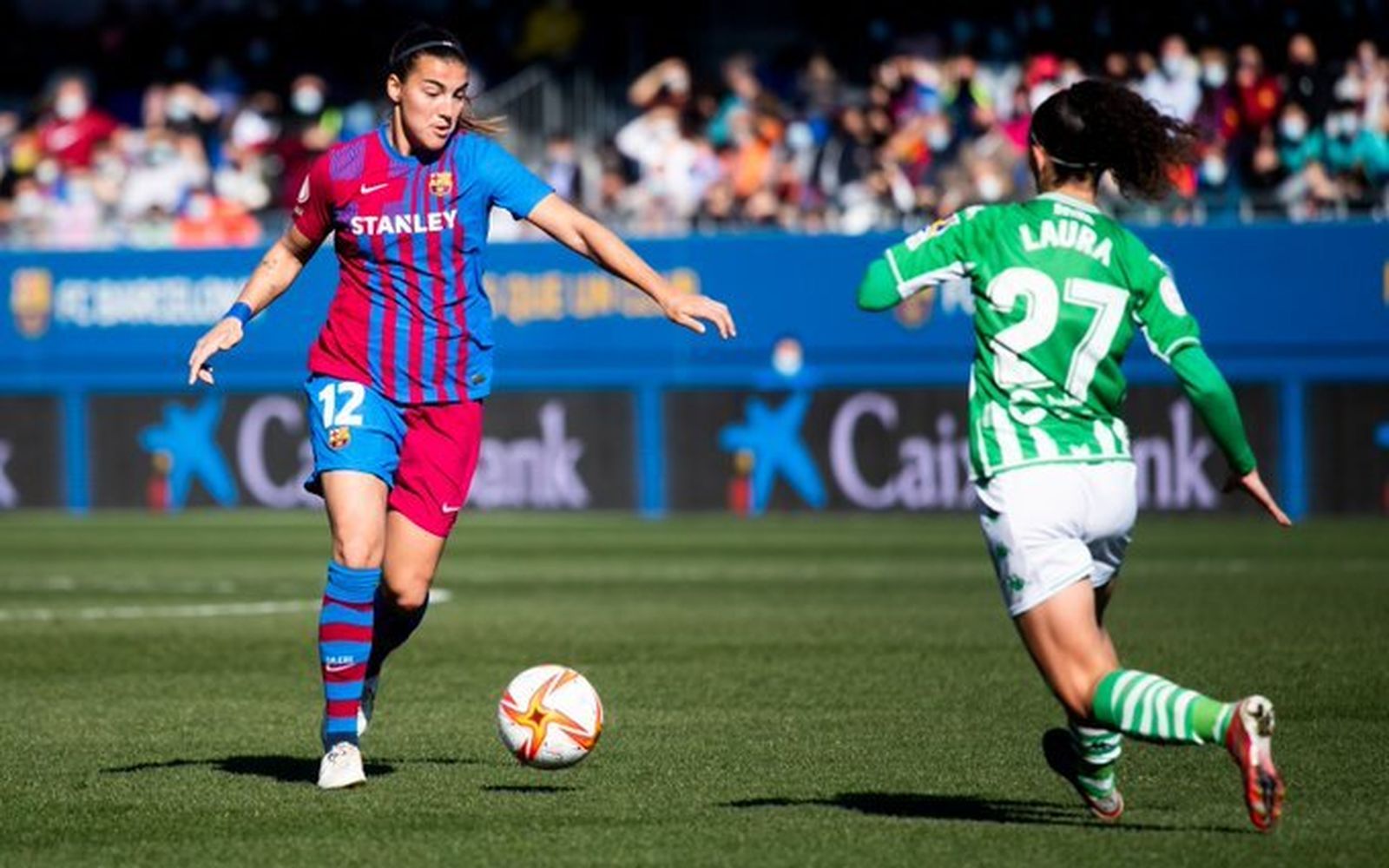 La bética Laura se dispone a taponar el disparo de una rival.