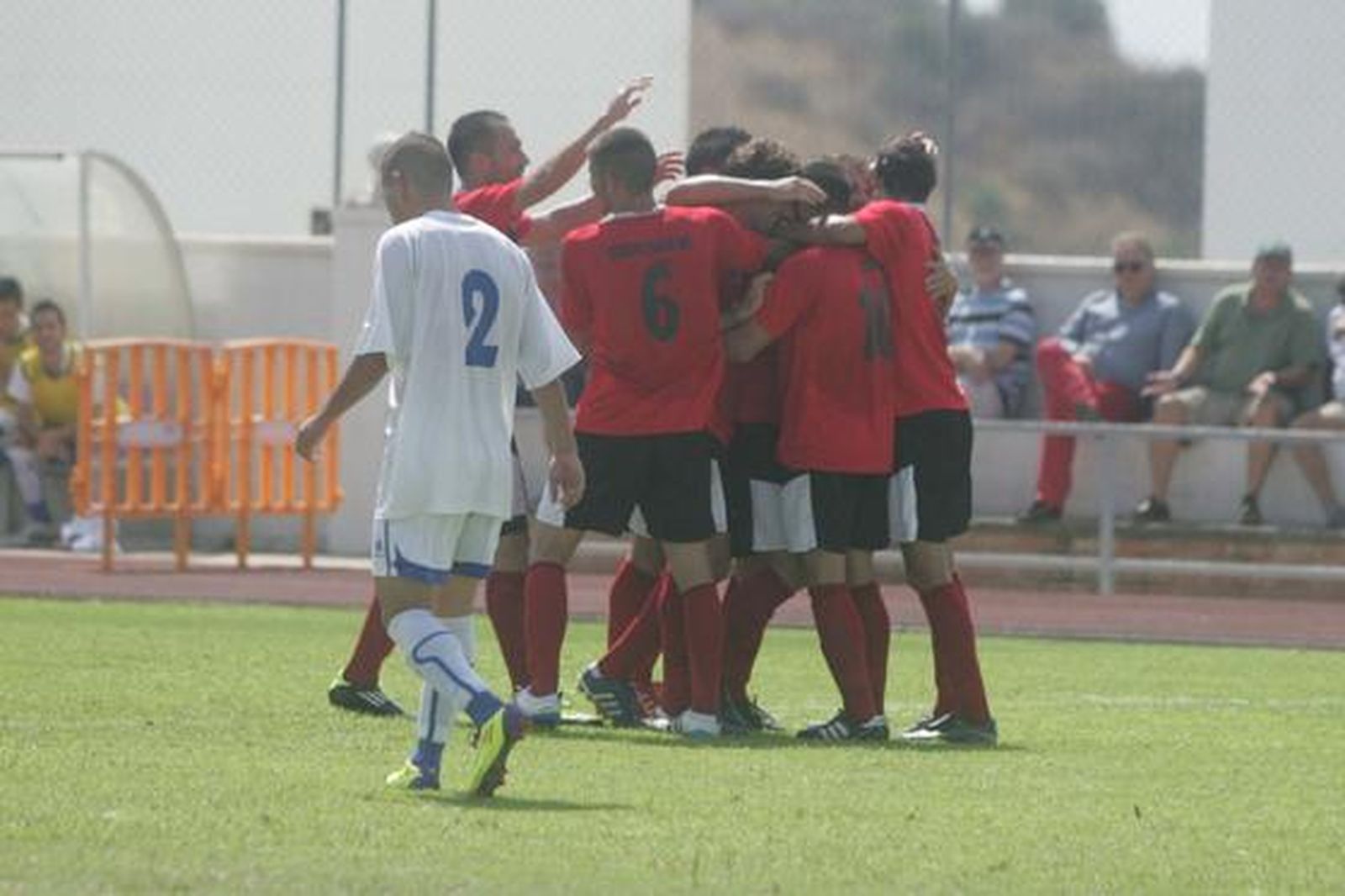 El San Roque desperdicia dos goles de ventaja ante el Pozoblanco y sufre, en su estreno como local, su primera bofetada de la temporada./Fotos: Quiñones

Foto: J.M.Q.