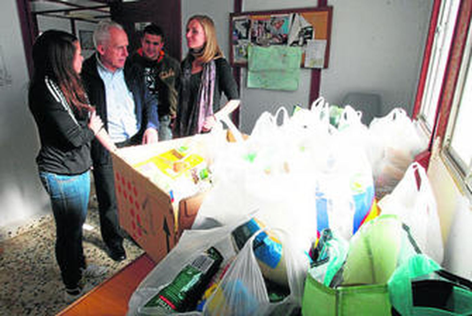Los alumnos de Magisterio entregan las donaciones a Cáritas.