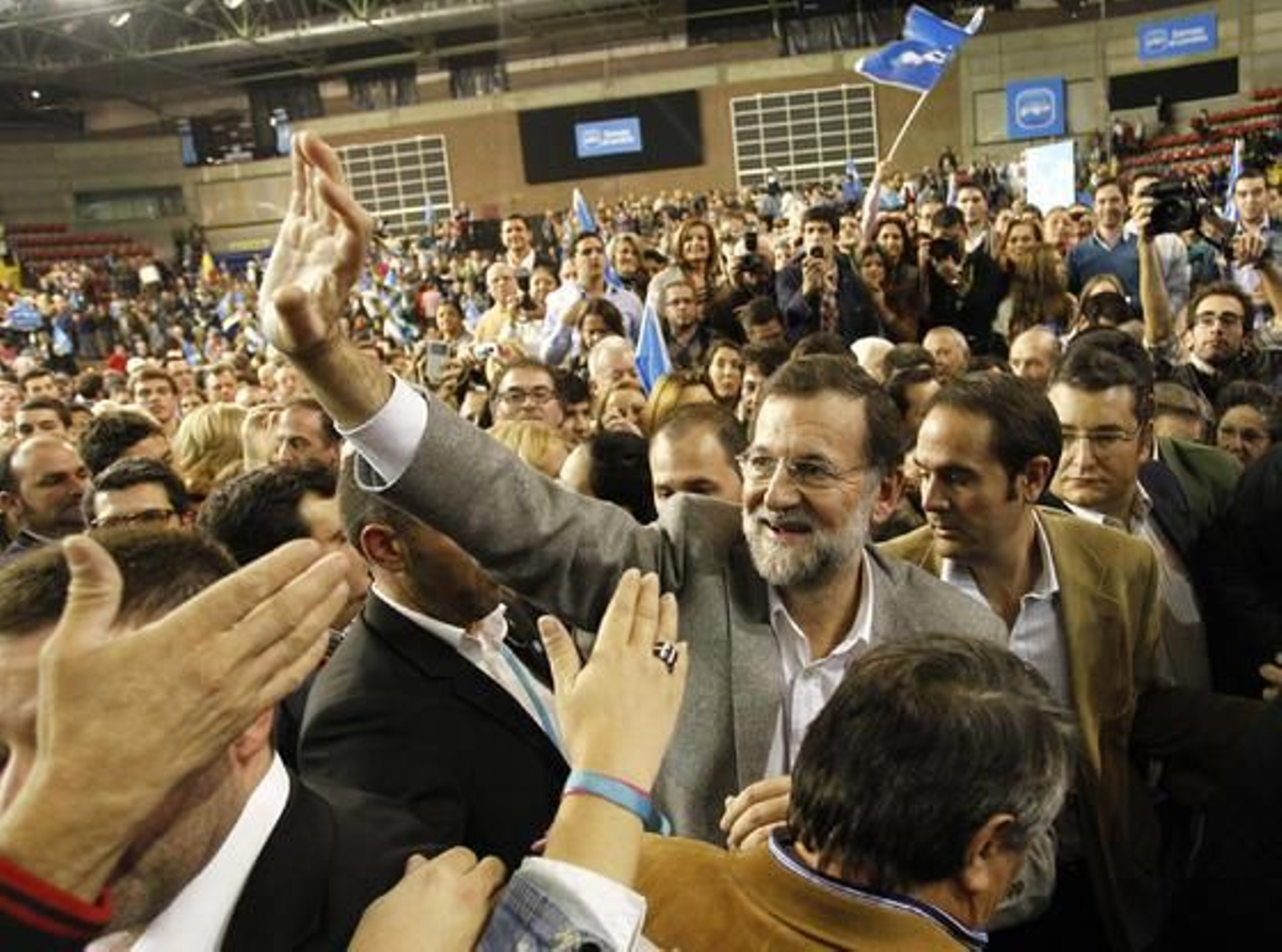 Mariano Rajoy ofrece un mitin en el palacio de deportes de Sevilla, con la presencia de Javier Arenas, Juan ignacio Zoido y Cristobal Montoro, entre otros miembros del Partido Popular.

Foto: El mitin del Partido Popular en Sevilla, en im?nes