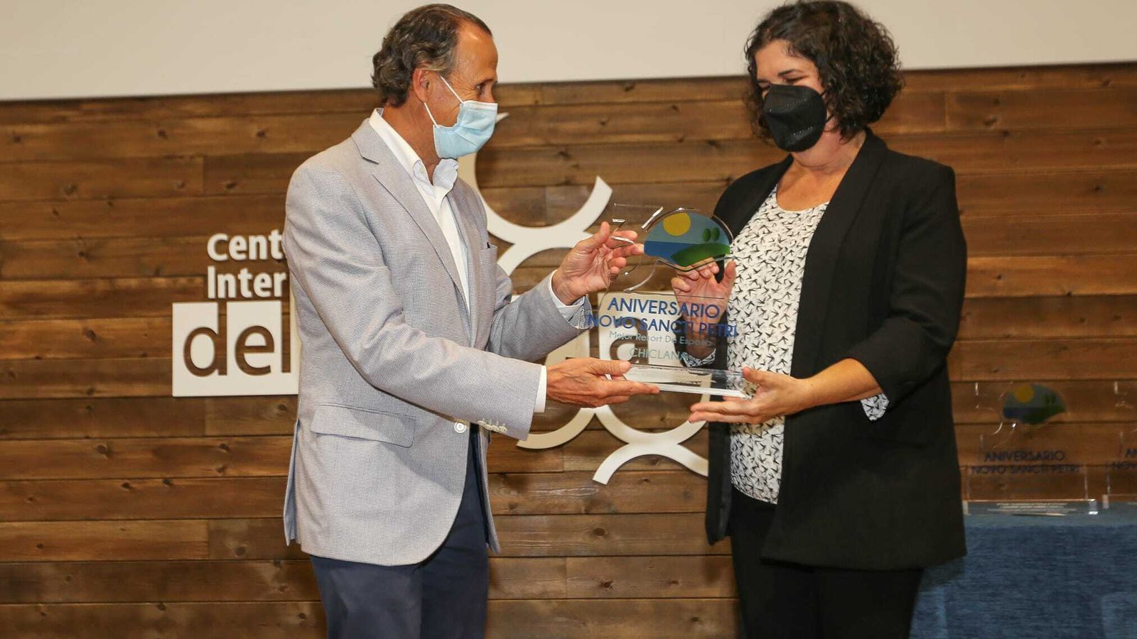 Entrega del reconocimiento a Charocos.