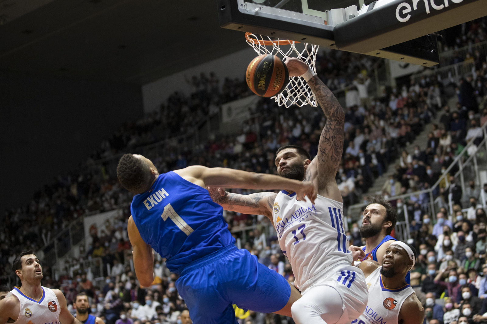 Poirier impide el paso a Exum.