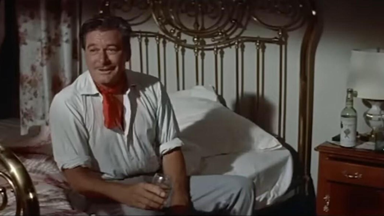 Errol Flynn y su botella de brandy en la mesilla, en 'Fiesta'.