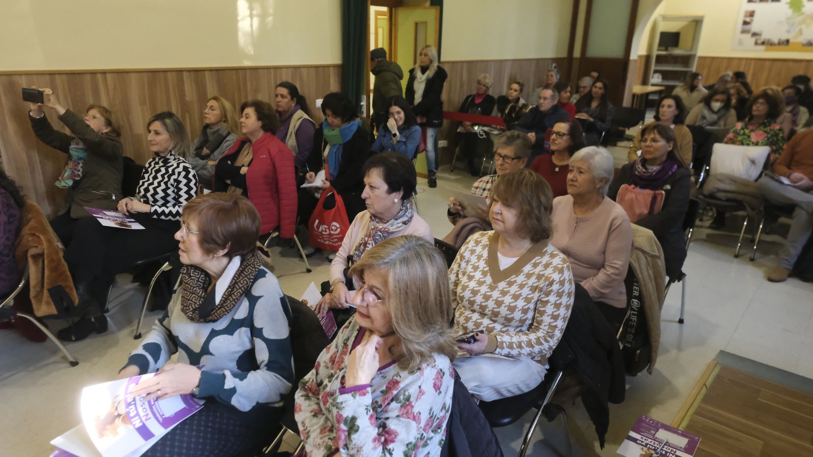 Salón de actos lleno durante la ponencia.