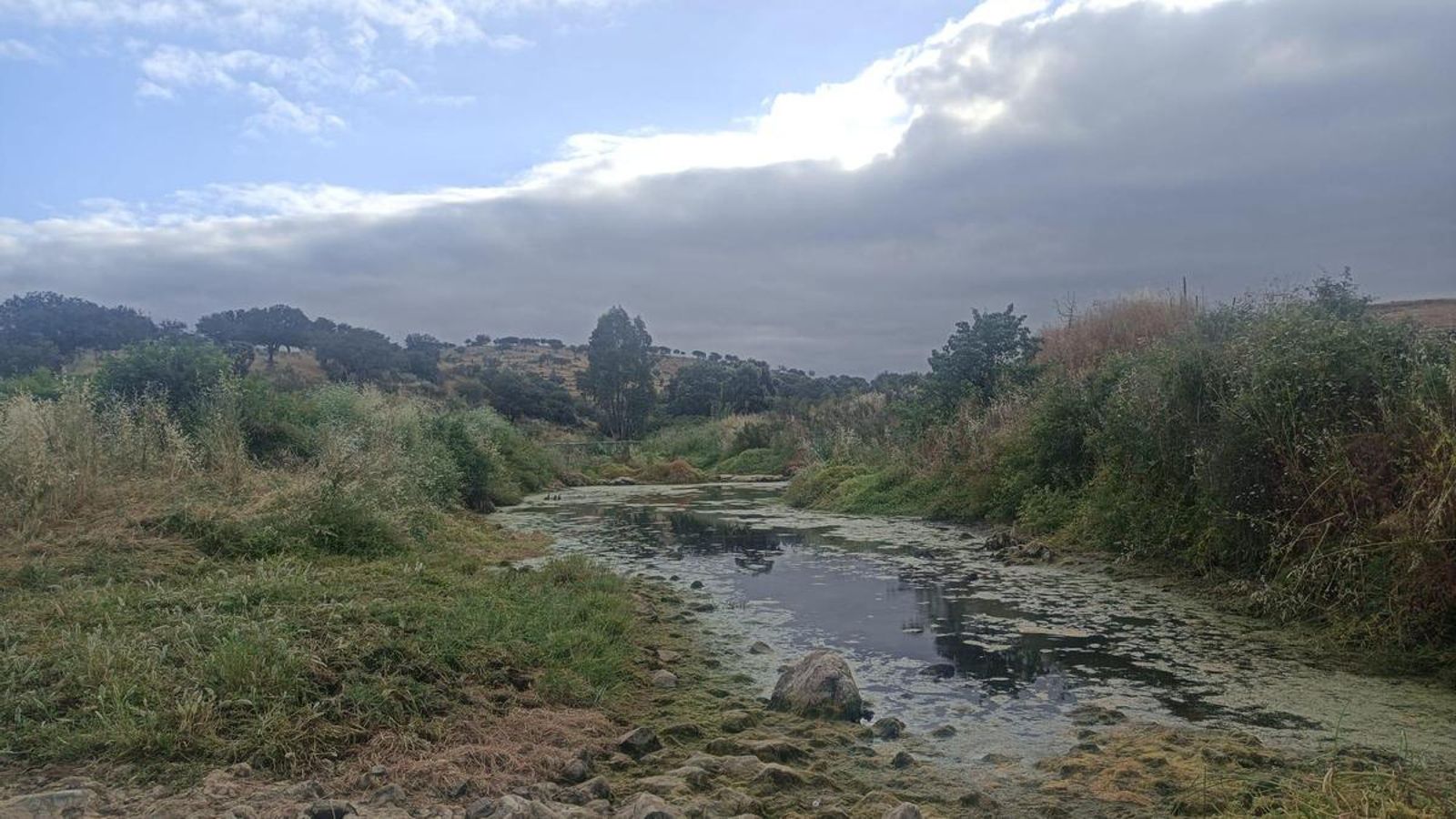 Vadeando el Rivera de Atarja.