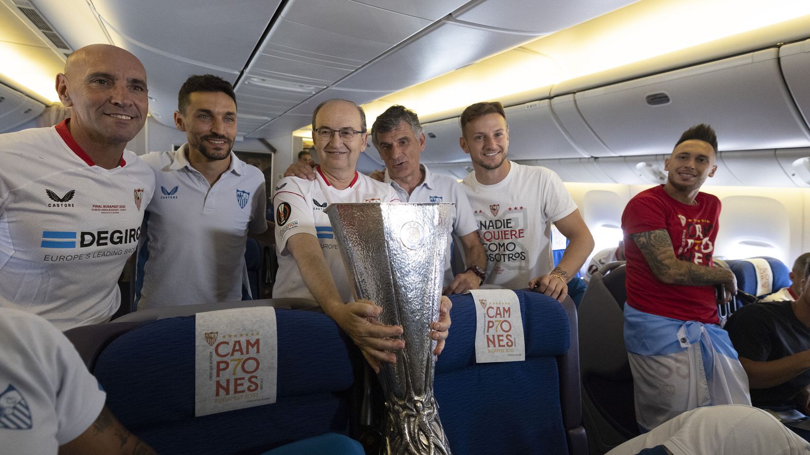 Monchi, Jesús Navas, José Castro, José Luis Mendilibar, Ivan Rakitic y Lucas Ocampos, a la vuelta de Budapest.