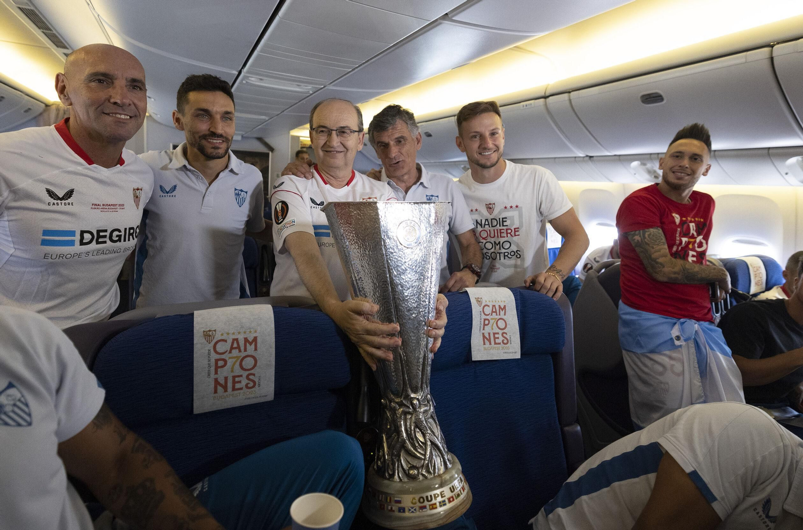 Monchi, Jesús Navas, José Castro, José Luis Mendilibar, Ivan Rakitic y Lucas Ocampos, a la vuelta de Budapest.