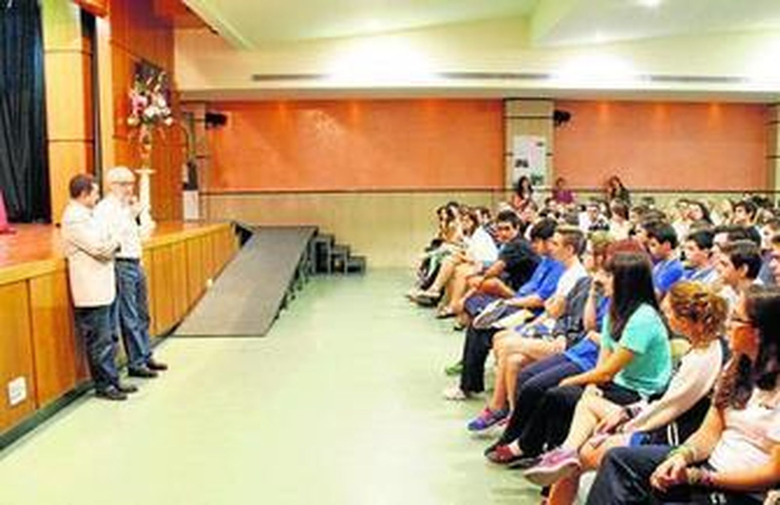 Emilio Martínez Lázaro acompañado del director de La Salle, Teodosio Oliver.