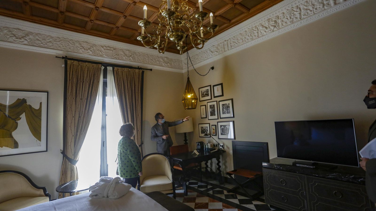 Fotos y documentos históricos están presentes en esta habitación de estilo castellano.