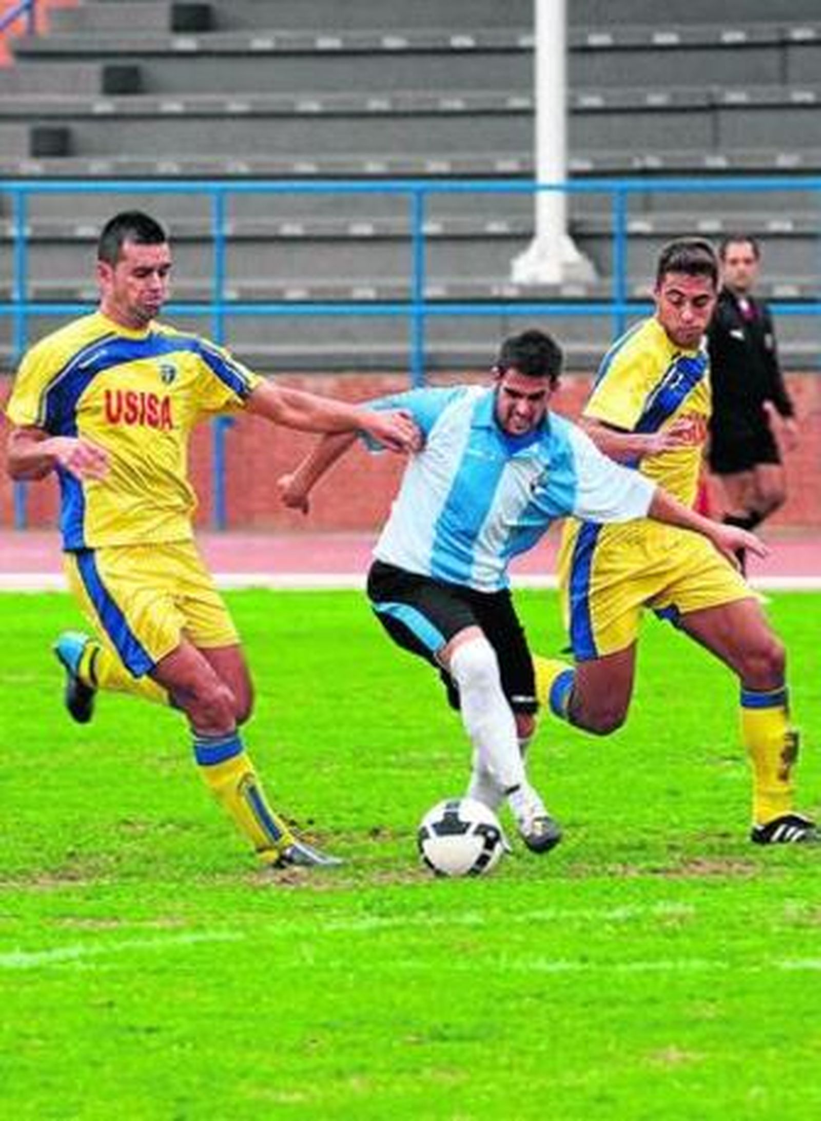 El algecireño Joselito, ayer entre dos contrarios.