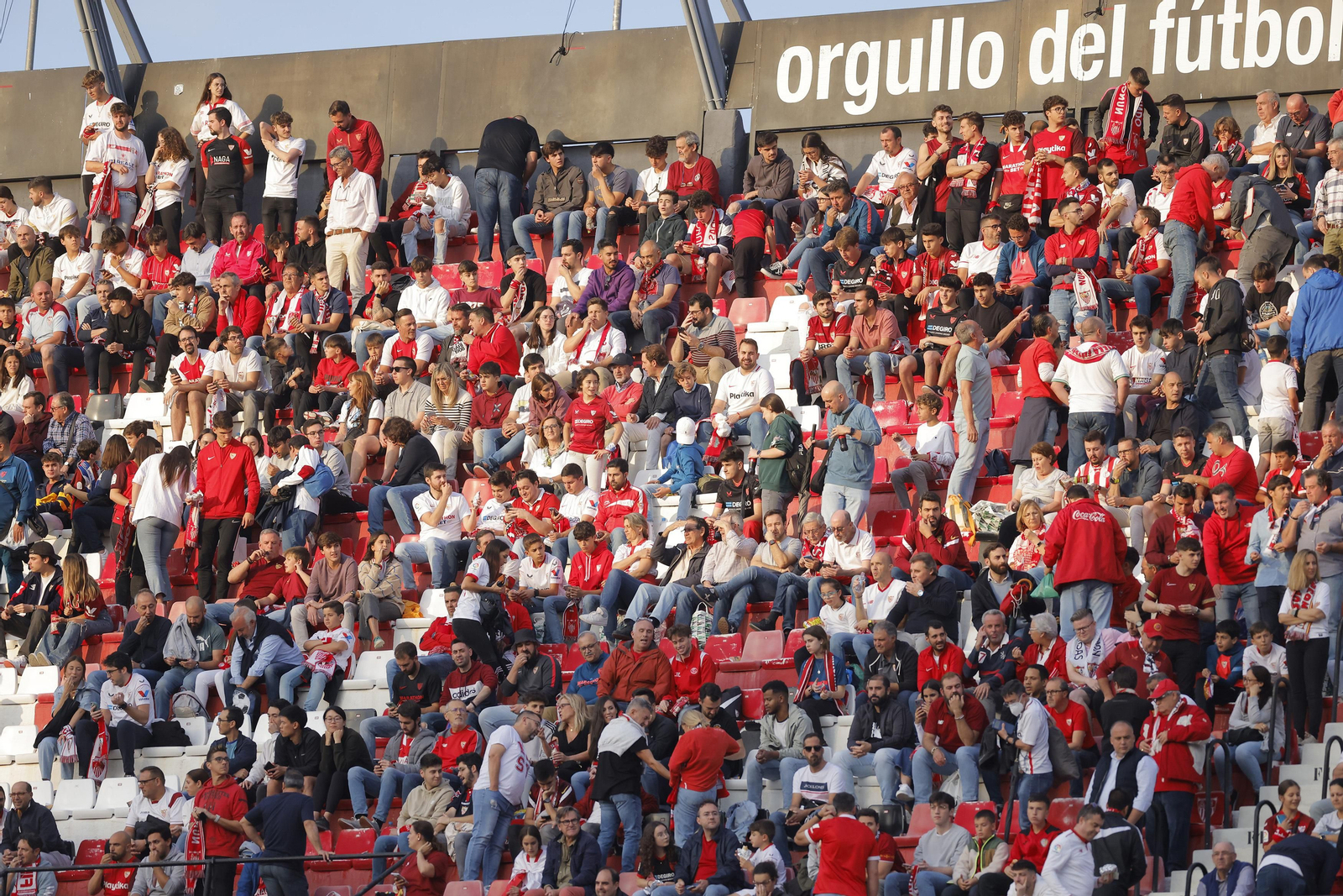 Búscate en las fotos del Sevilla-Betis