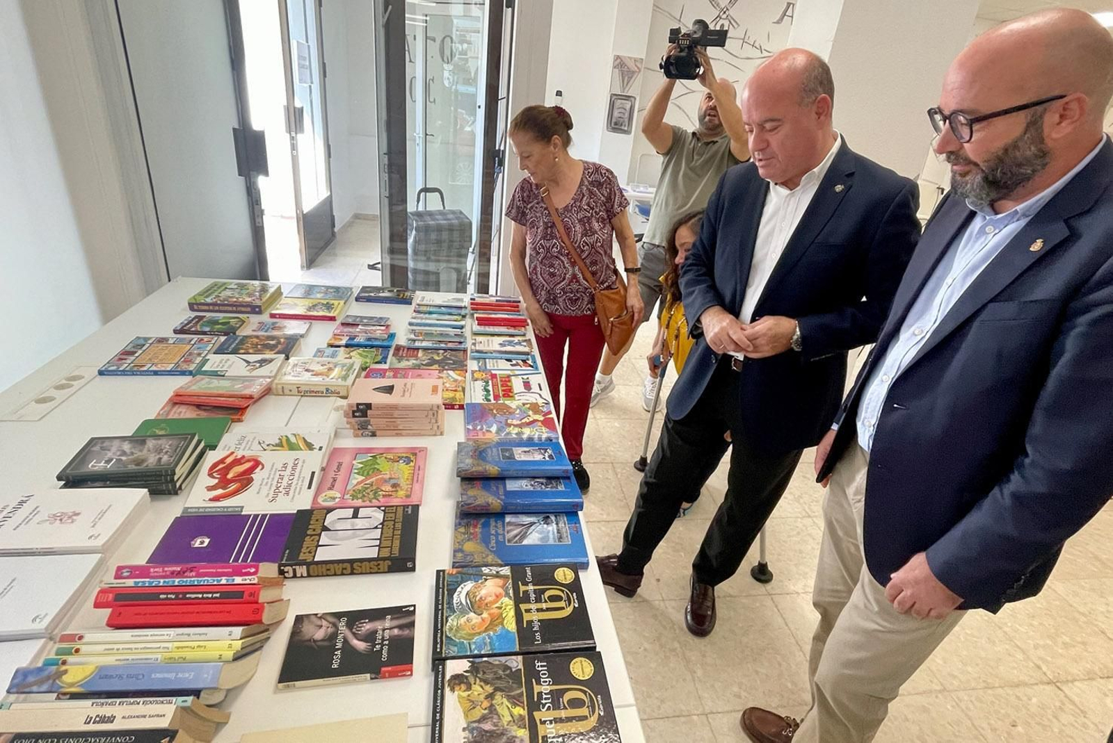 El alcalde de Antequera junto a parte de su equipo visitaron la zona de vacunación.