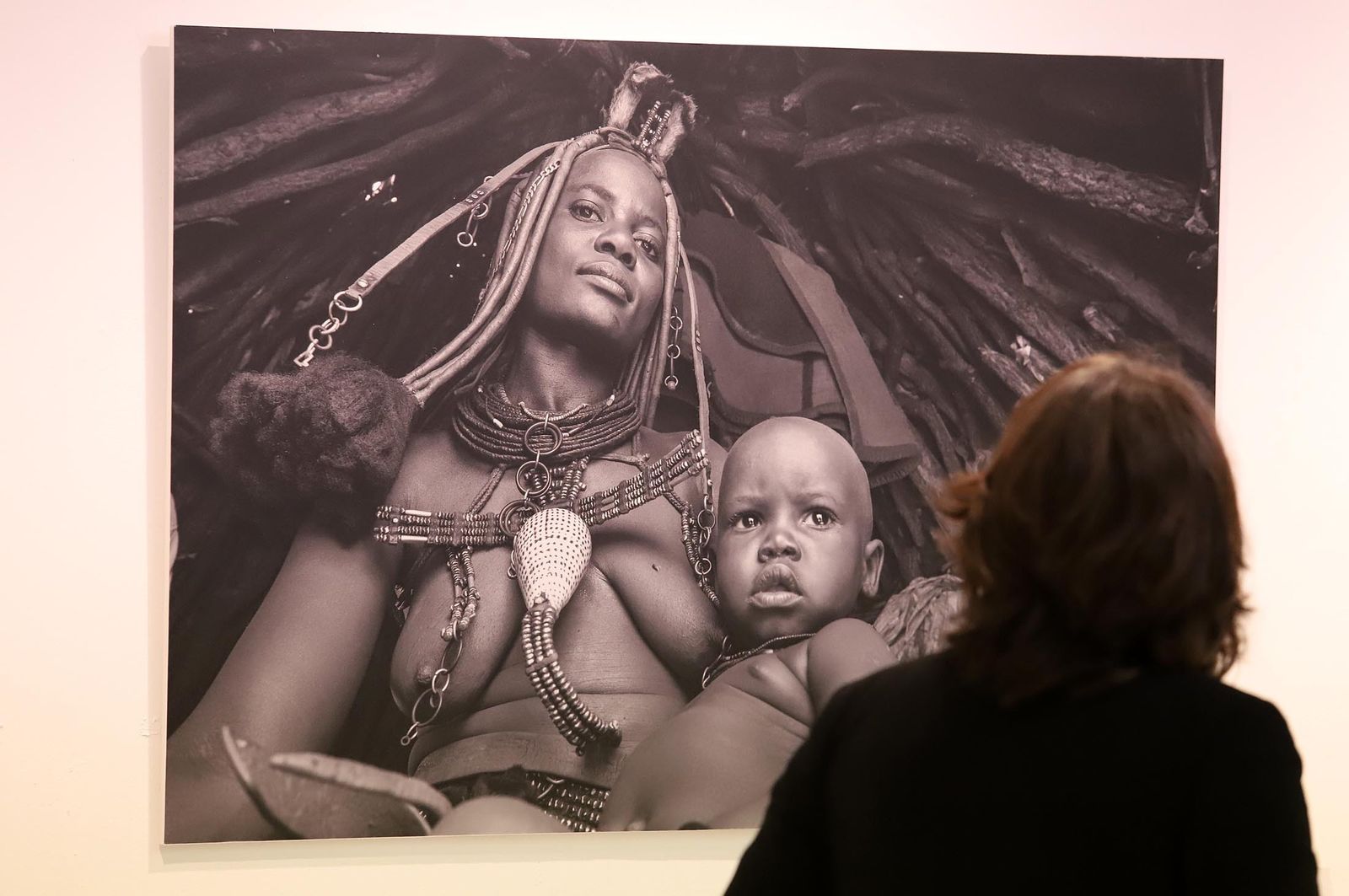 Imágenes de la exposición de Latitudes "Confines, más allá de la globalización" de Eduardo Lostal