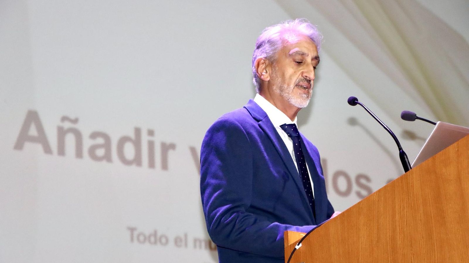 El profesor Antonio F. Murillo-Cancho ha pronunciado la lección inaugural del curso de la Universidad de Mayores con una disertación sobre nutrición.