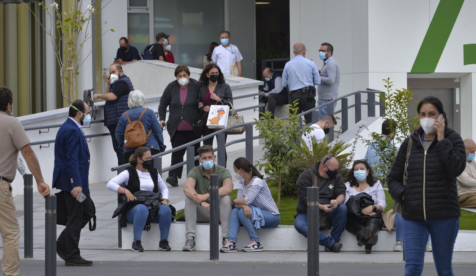 Varias personas esperan a las puertas del Hospital Virgen Macarena.