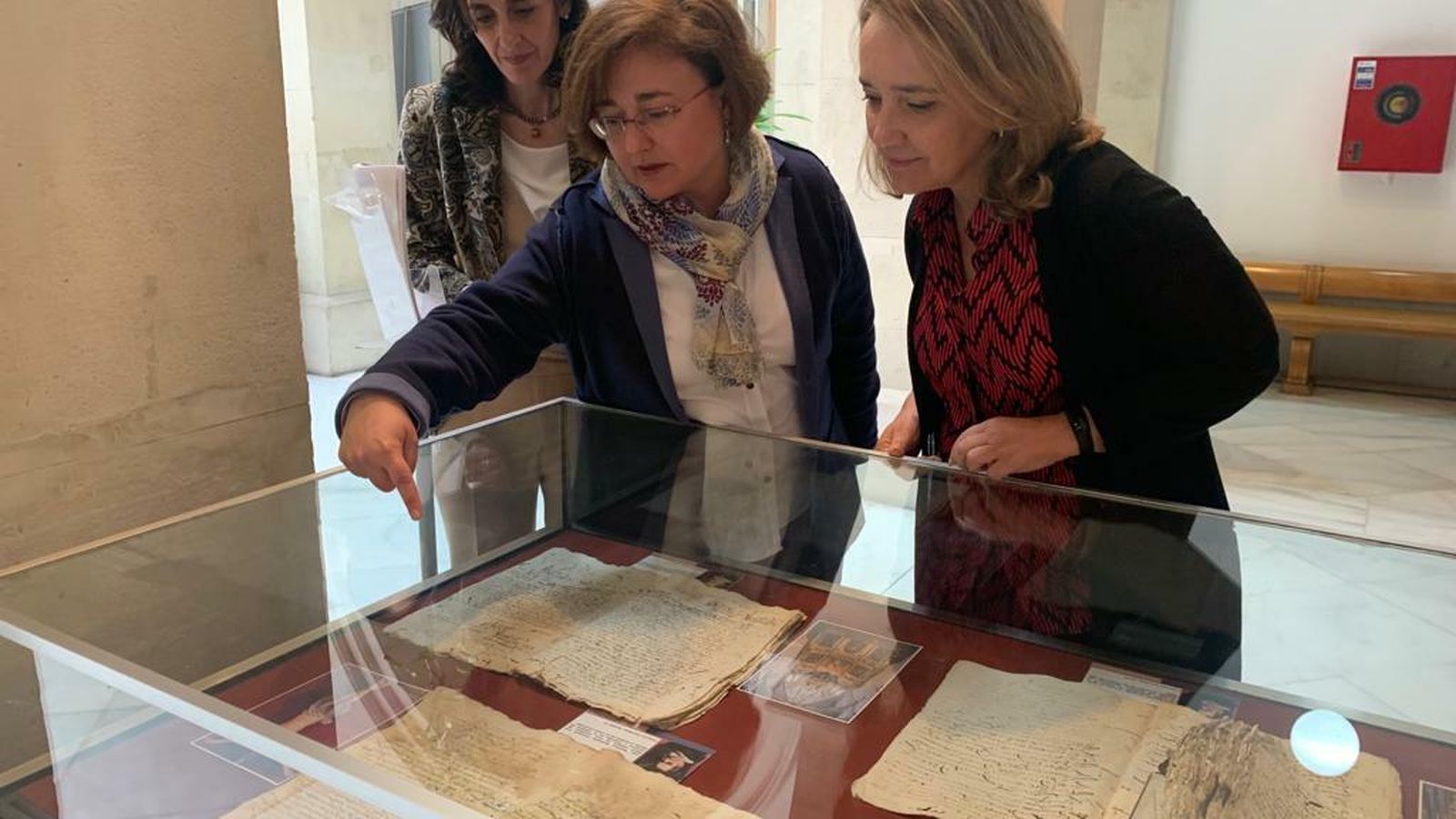 Los documentos expuestos.