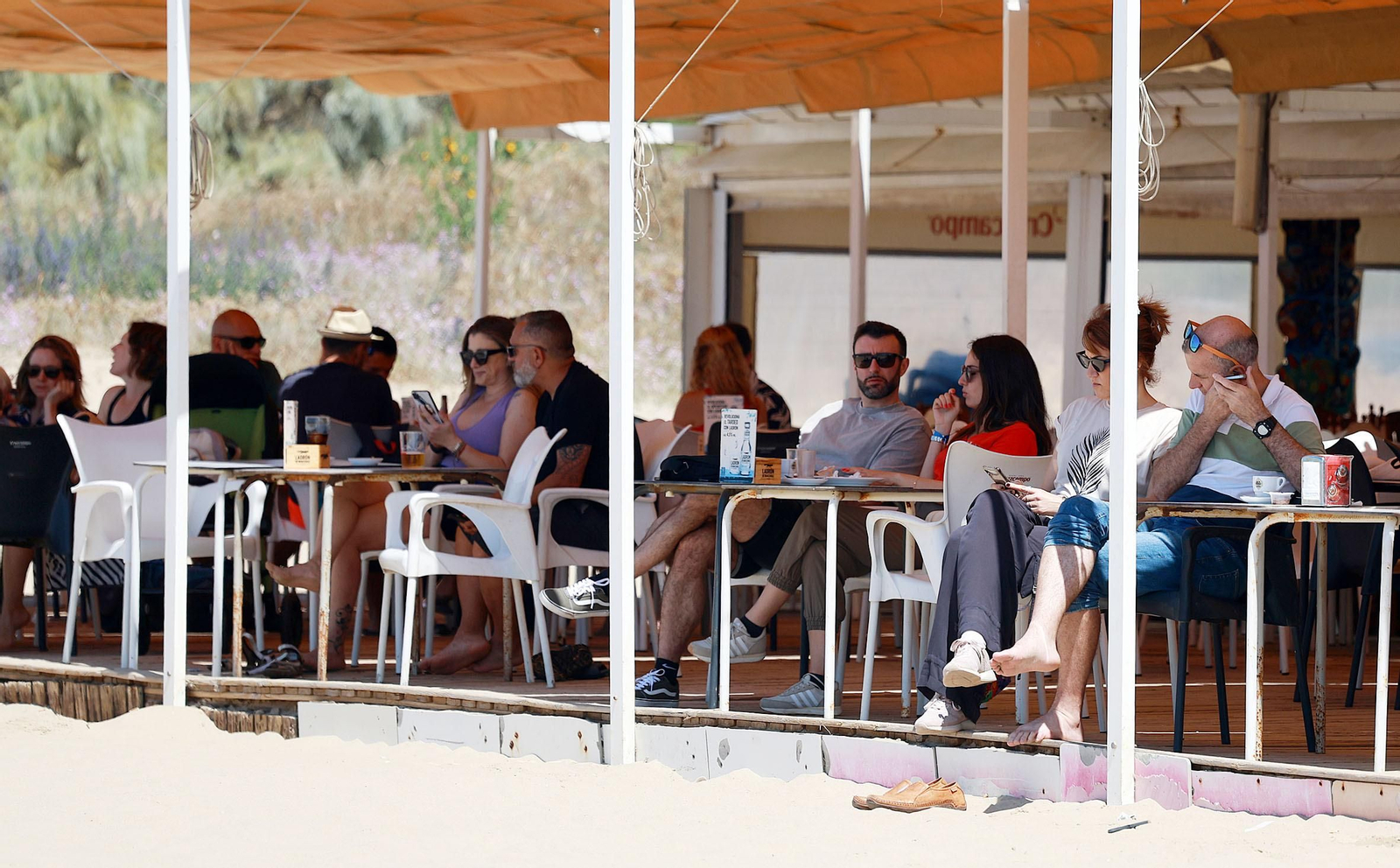 Imágenes del ambiente en las playas de Punta Umbría y La Bota en la mañana del domingo
