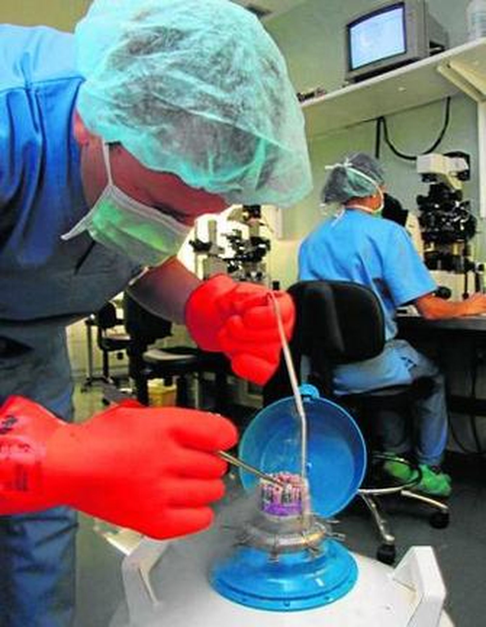 Un profesional del Centro Gutenberg saca muestras criopreservadas.