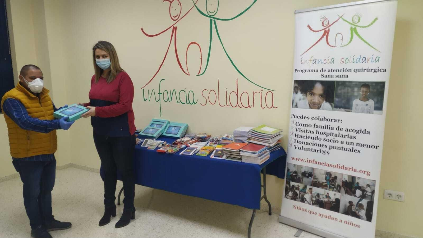 Un miembro de Infancia Solidaria y la edil de Servicios Sociales de Lucena, Carmen Gallardo.