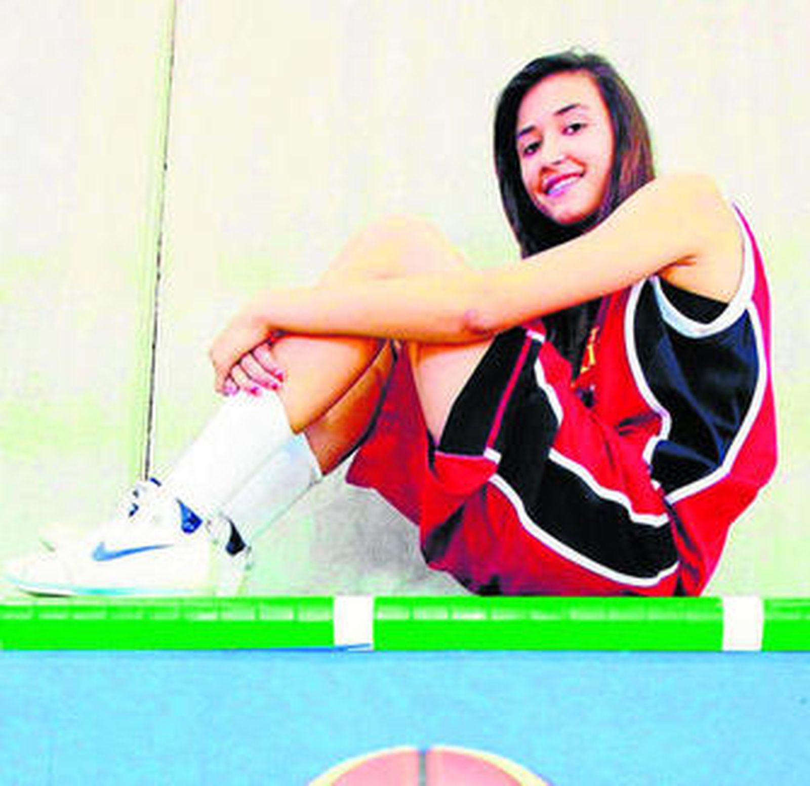 Belén Arrojo, en las gradas del colegio Ramón y Cajal