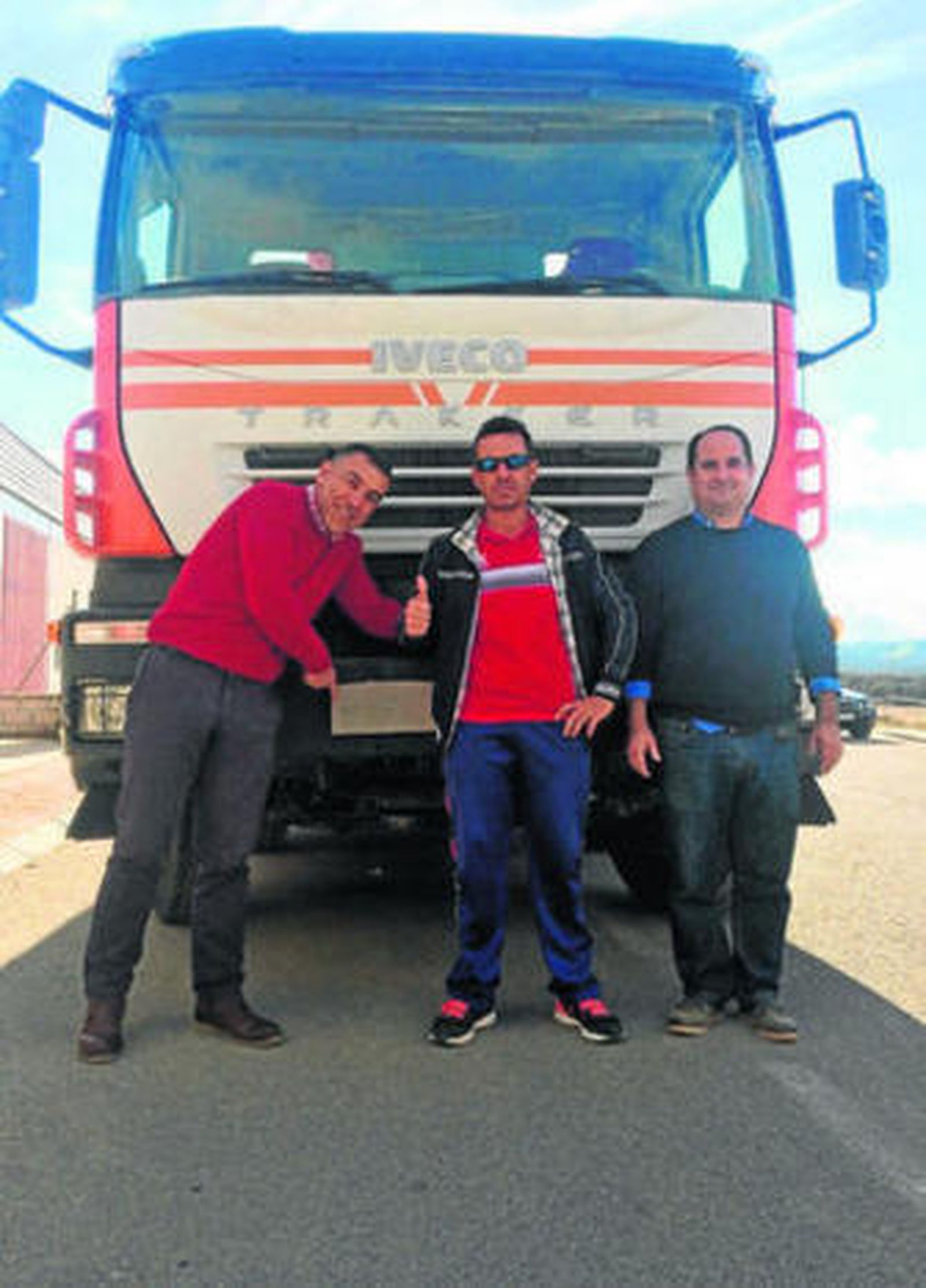 Los tres empresarios junto al vehículo que habían recuperado.