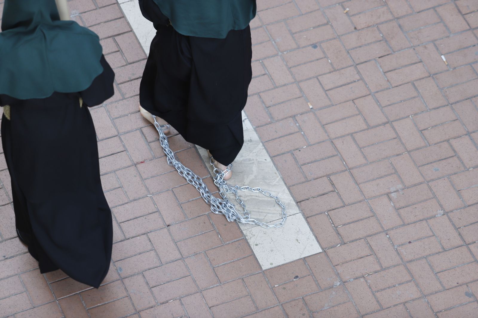 La Hermandad de la Soledad recorre las calles de Huelva en el Viernes Santo