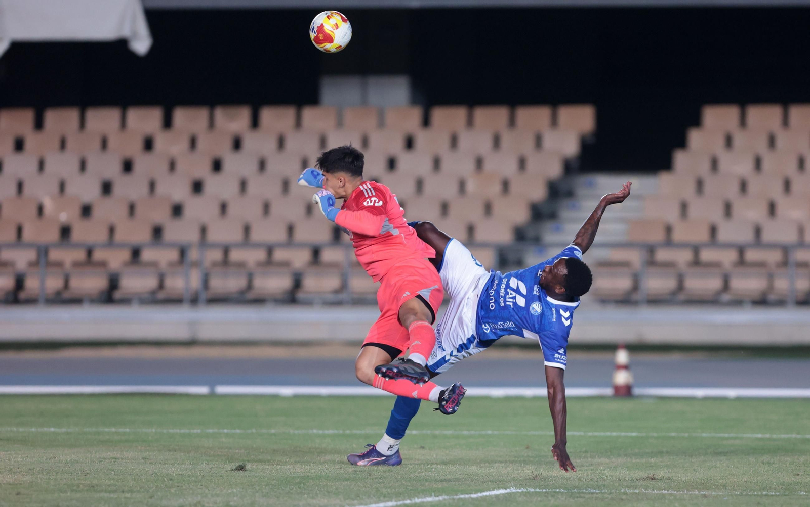 Imágenes del Trofeo de la Vendimia entre  Xerez DFC contra Real Madrid C en Chapín