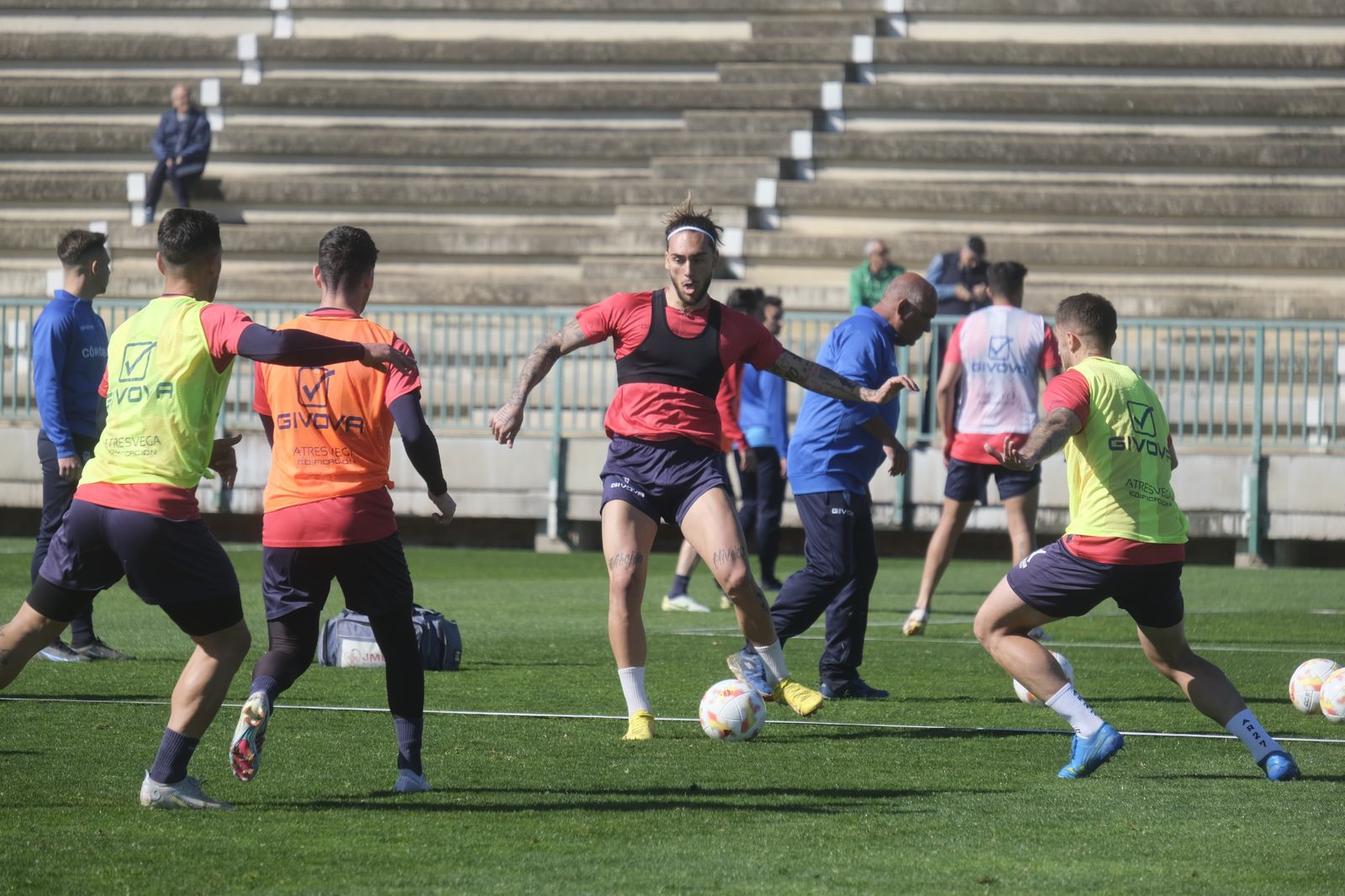 Gudelj ejecuta un pase durante el entrenamiento de este miércoles.