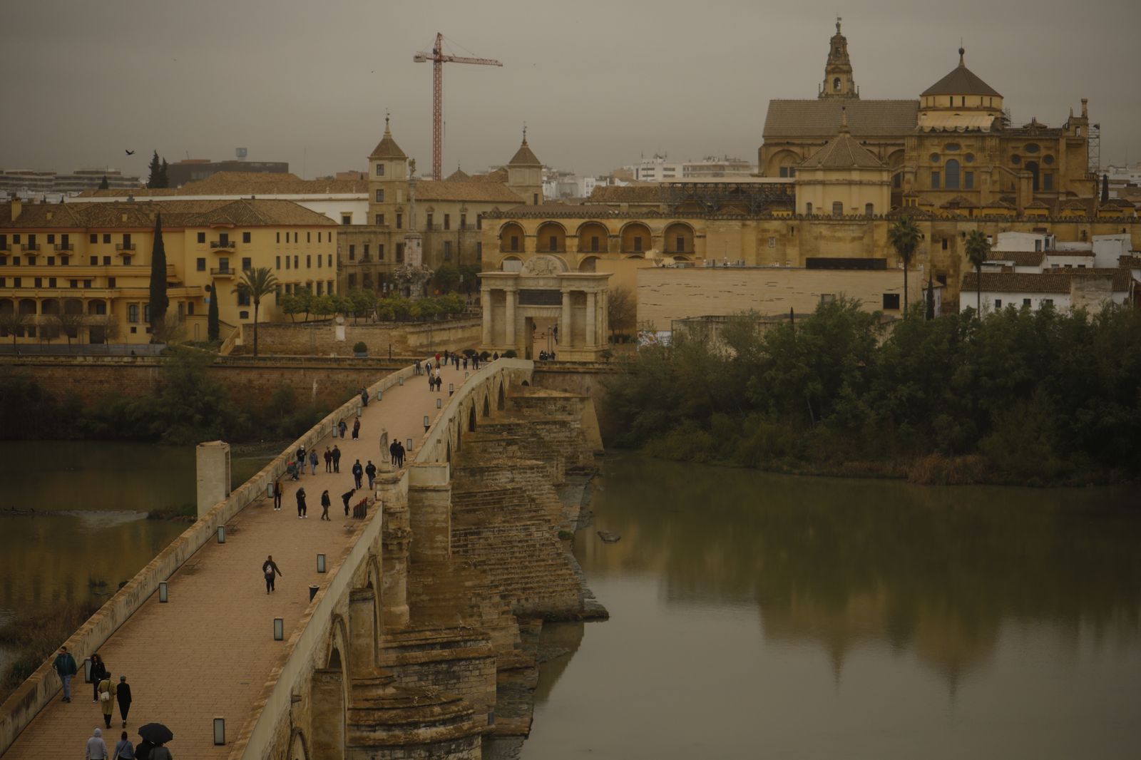 Las imágenes del segundo día de calima en Córdoba: llega el barro