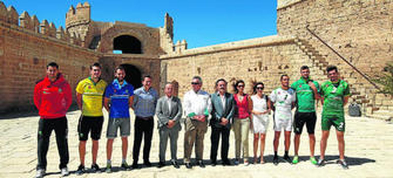 Foto de familia en la Torre de la Pólvora de las autoridades, con jugadores ahorradores con la primera y la segunda equipación, la ropa de viaje y el chándal del equipo.