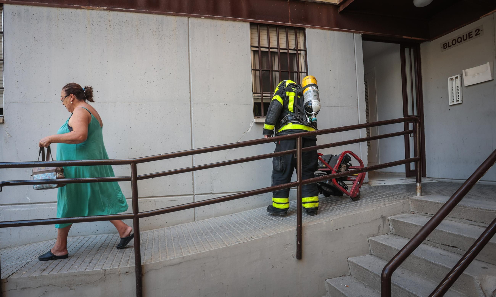 Imágenes de la intervención en un incendio en García Figueras en Jerez